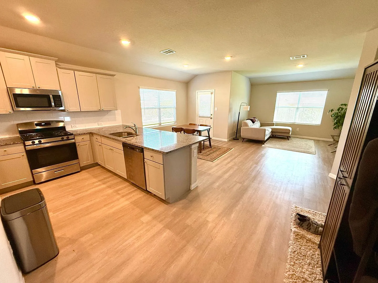 *Coming Soon* Gorgeous 3 Bedroom / 2 Bath Home W/ Community Park & Pool! — Photo 3