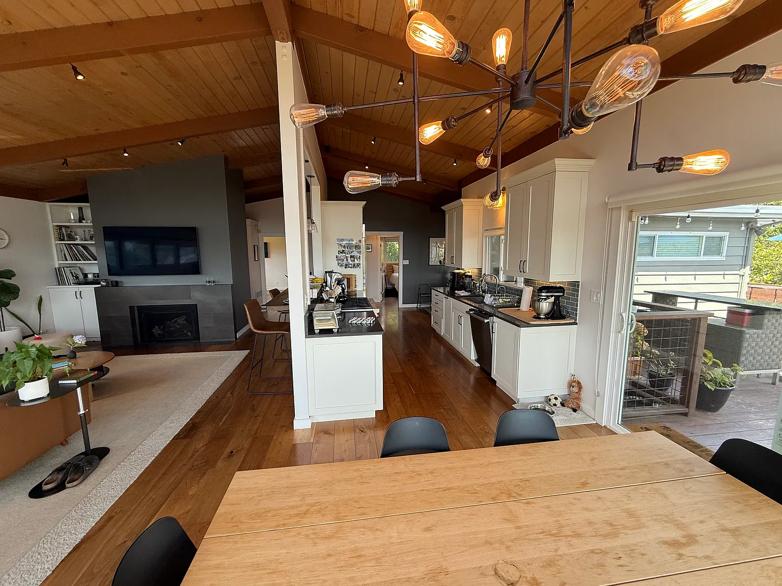 4 bed, 1900 sqft, $10,500 — Photo 3