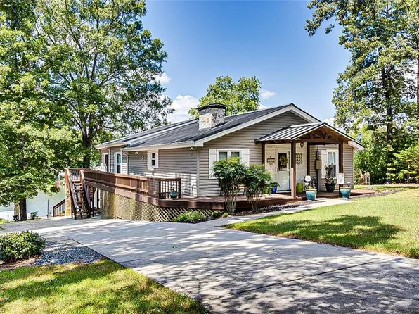 650 Shoreline Dr, New London, NC 28127