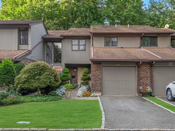 211 Northwood Court #211, Jericho, NY 11753