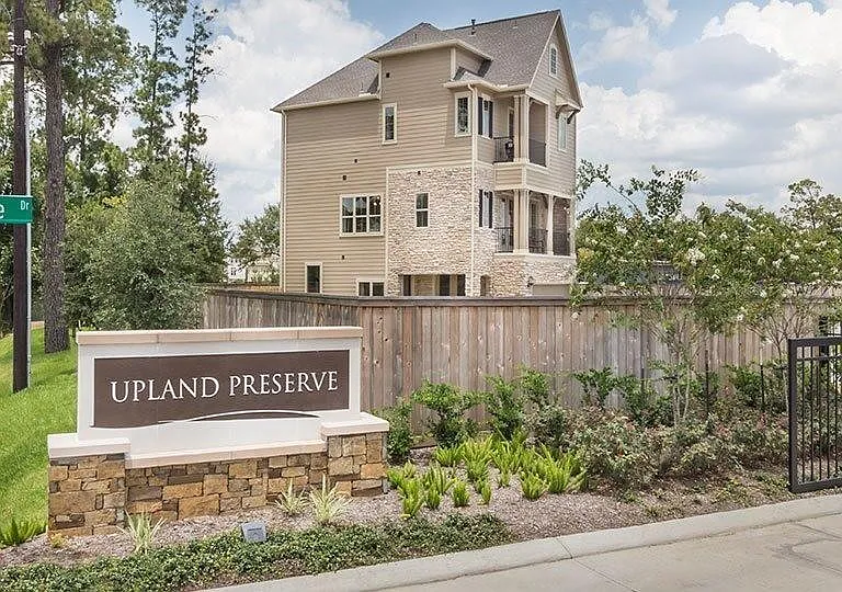 11021 Mikula Dr — Photo 2