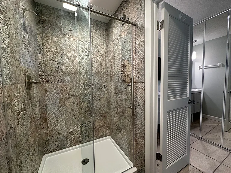 1248 Seminole Dr — Photo 2