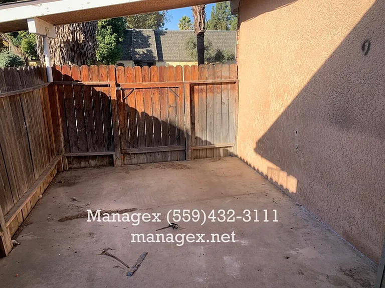 6060 N Poplar Ave — Photo 12