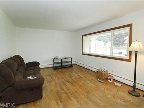 3rd image of 186 Lincolnwood Dr