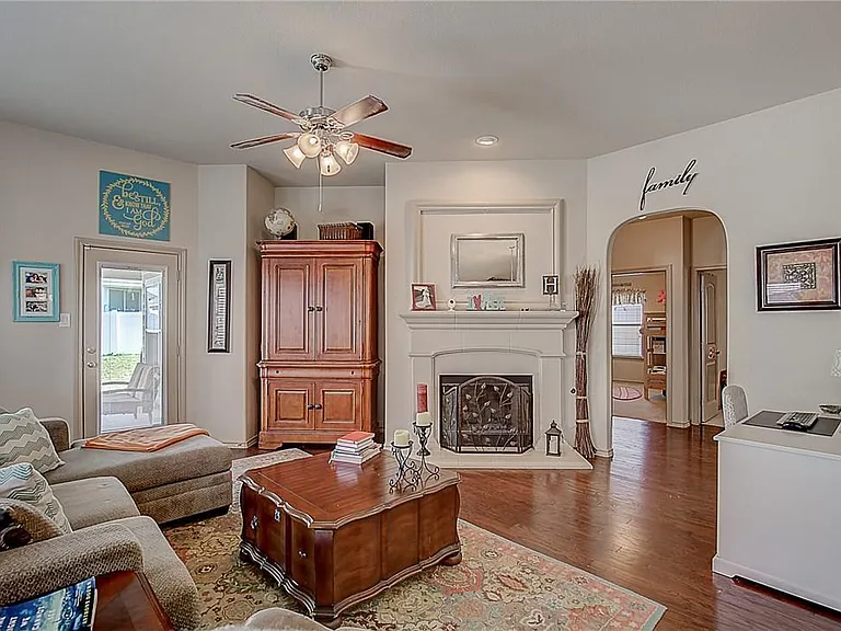 5009 Holliday Dr — Photo 17