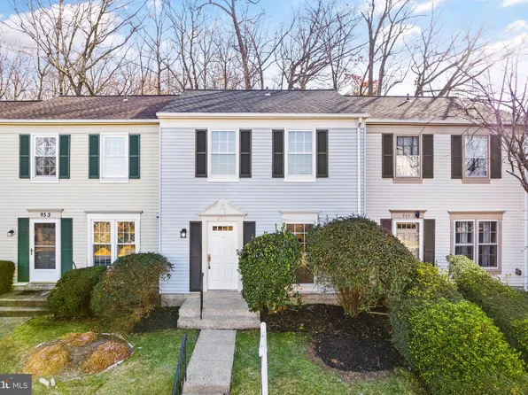 951 Holborn Ct, Sterling, VA 20164