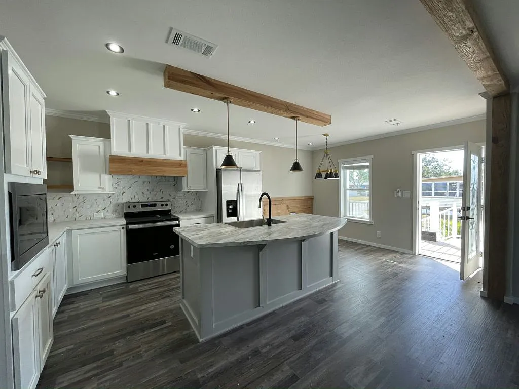 3 bed, 2.0 bath, 1356 sqft, $1,950 — Photo 3