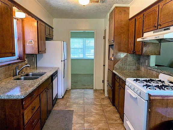 4th image of 1801 Medina Dr