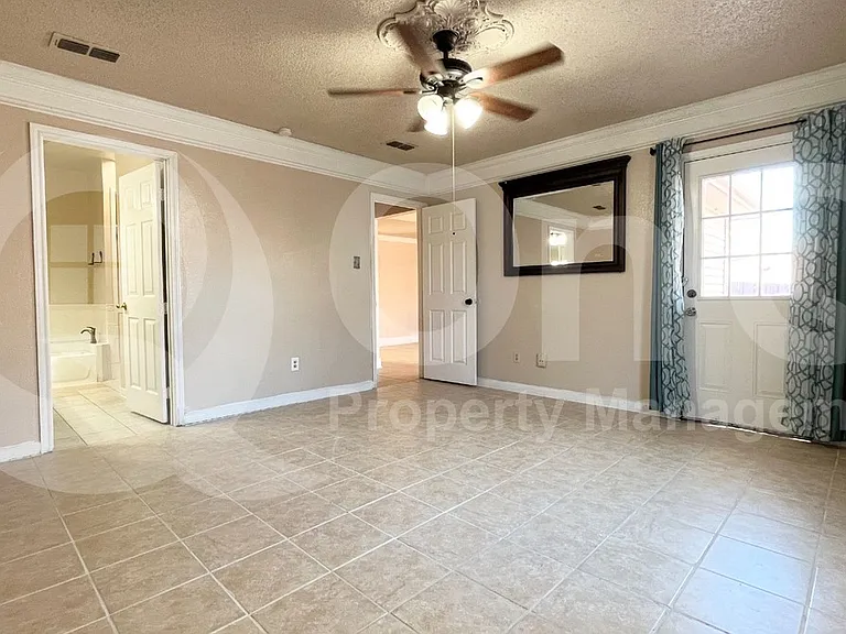 5400 Village Green Dr — Photo 18