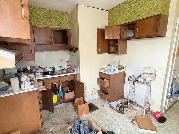 5th image of 311 W 1st St