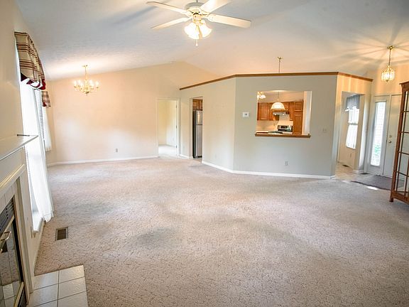 4th image of 608 Bur Oak Ct W
