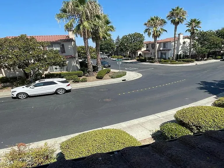 very nice street view and quiet and safe neighborhood