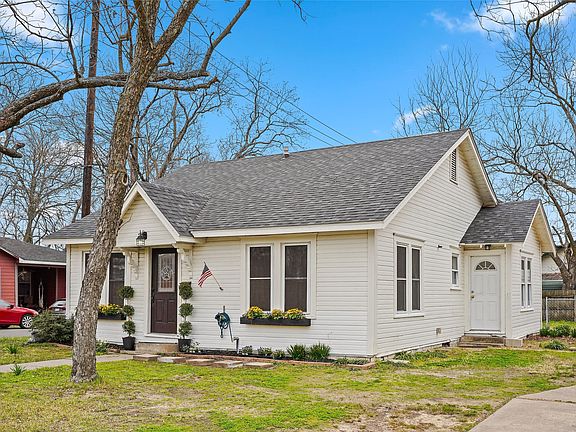 3rd image of 304 Texas St