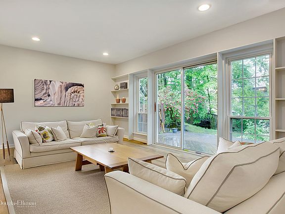 3rd image of 139 Woodlake Dr E