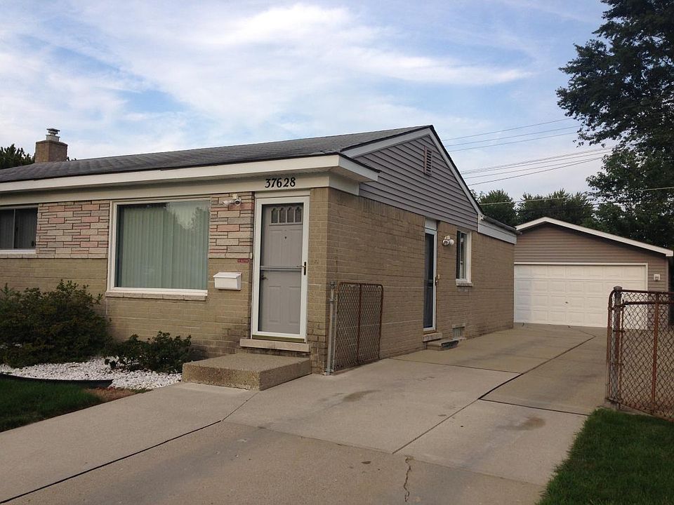Front Yard - 2 1/2 Car Garage