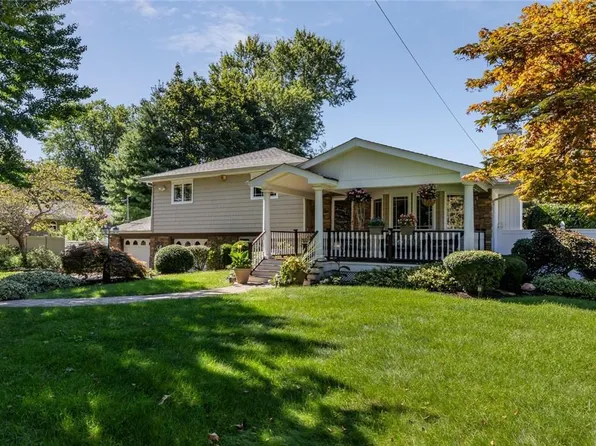 5 Geneva Place, Greenlawn, NY 11740