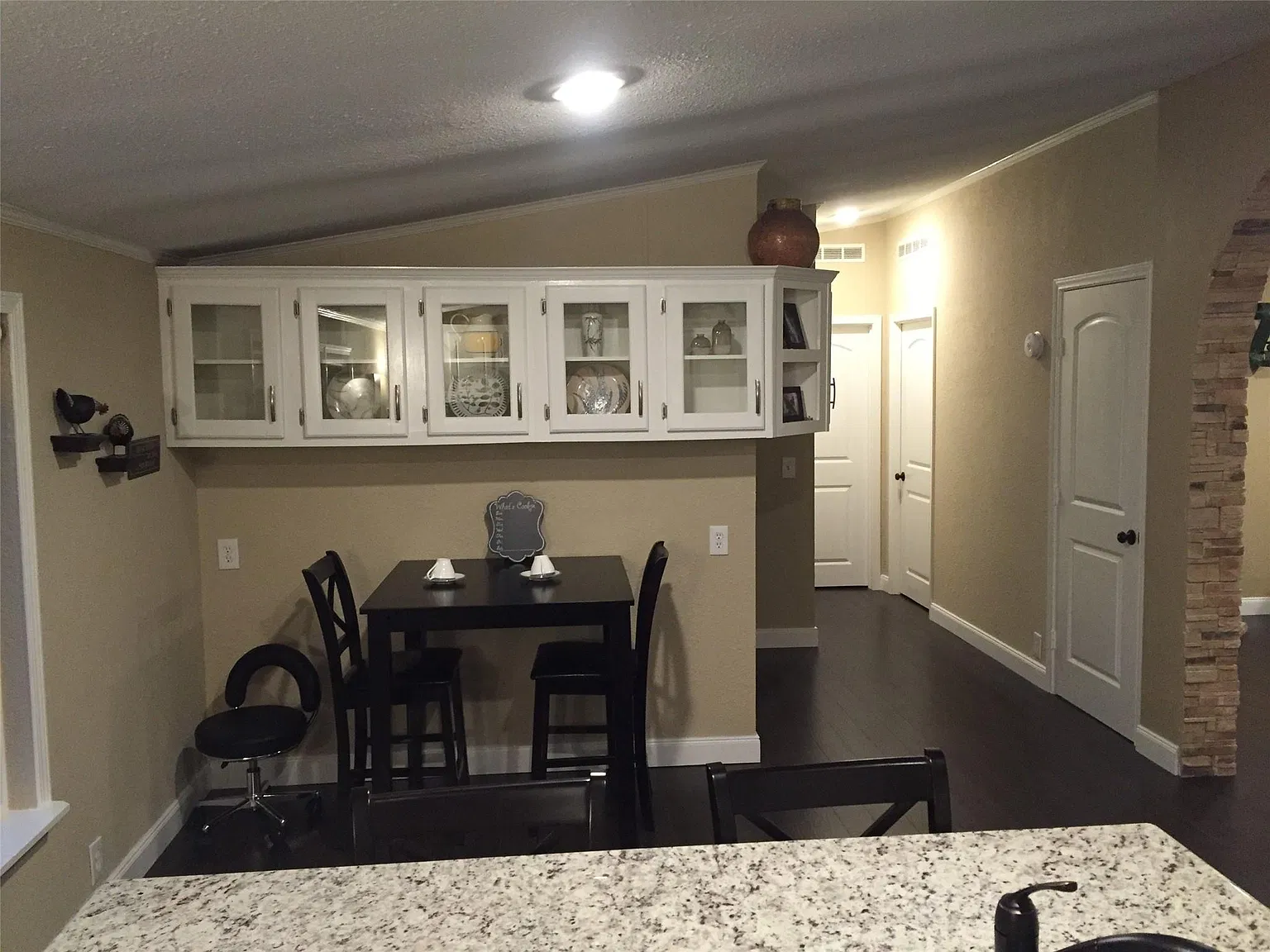 3 bed, 2.0 bath, 720 sqft, $1,550 — Photo 3