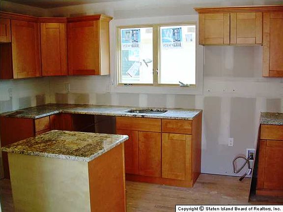 3rd image of 154 Vedder Ave