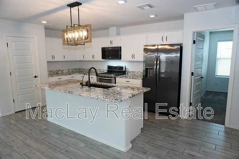 4 bed, 2.0 bath, 1828 sqft, $2,700 — Photo 3