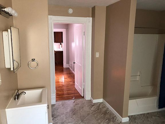 4th image of 211 Ottawa St