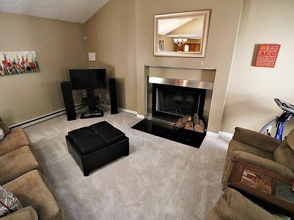 5th image of 611 Hilltop Terrace Dr