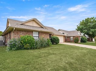 8216 Willis Ln, Watauga, TX 76148