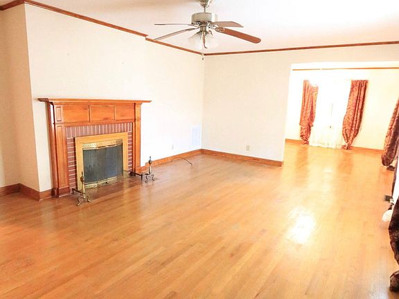 3rd image of 1686 Campbell St