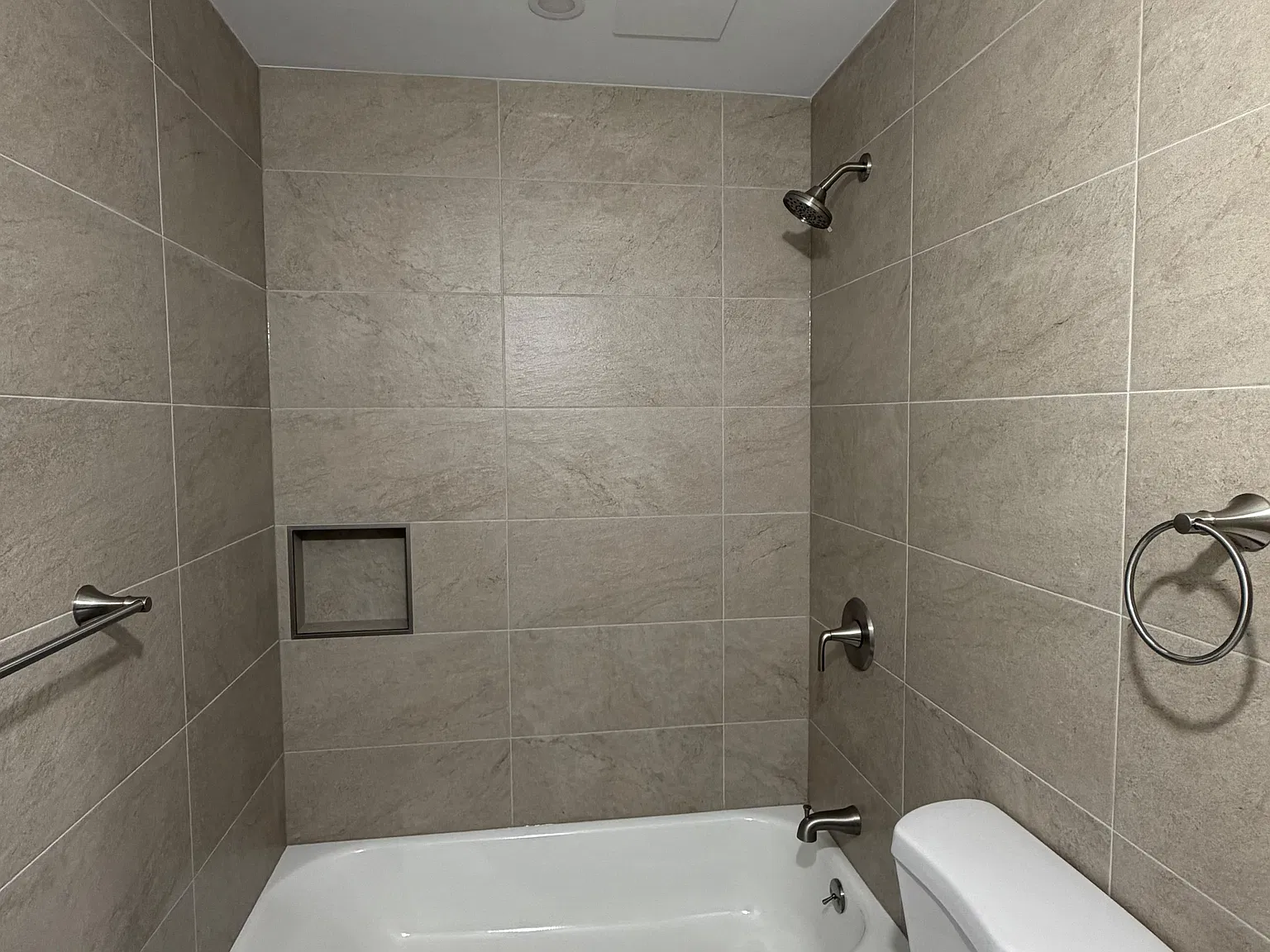 3 bed, 850 sqft, $2,300 — Photo 3