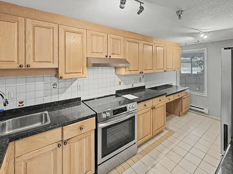 5733 Cambie St — Photo 73