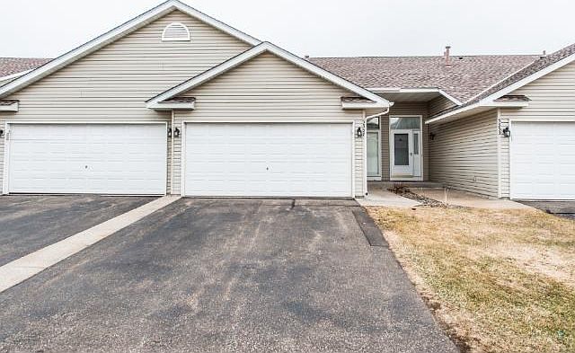 Well-kept complex in a family-friendly neighborhood. Garage in middle of picture belongs to this property.