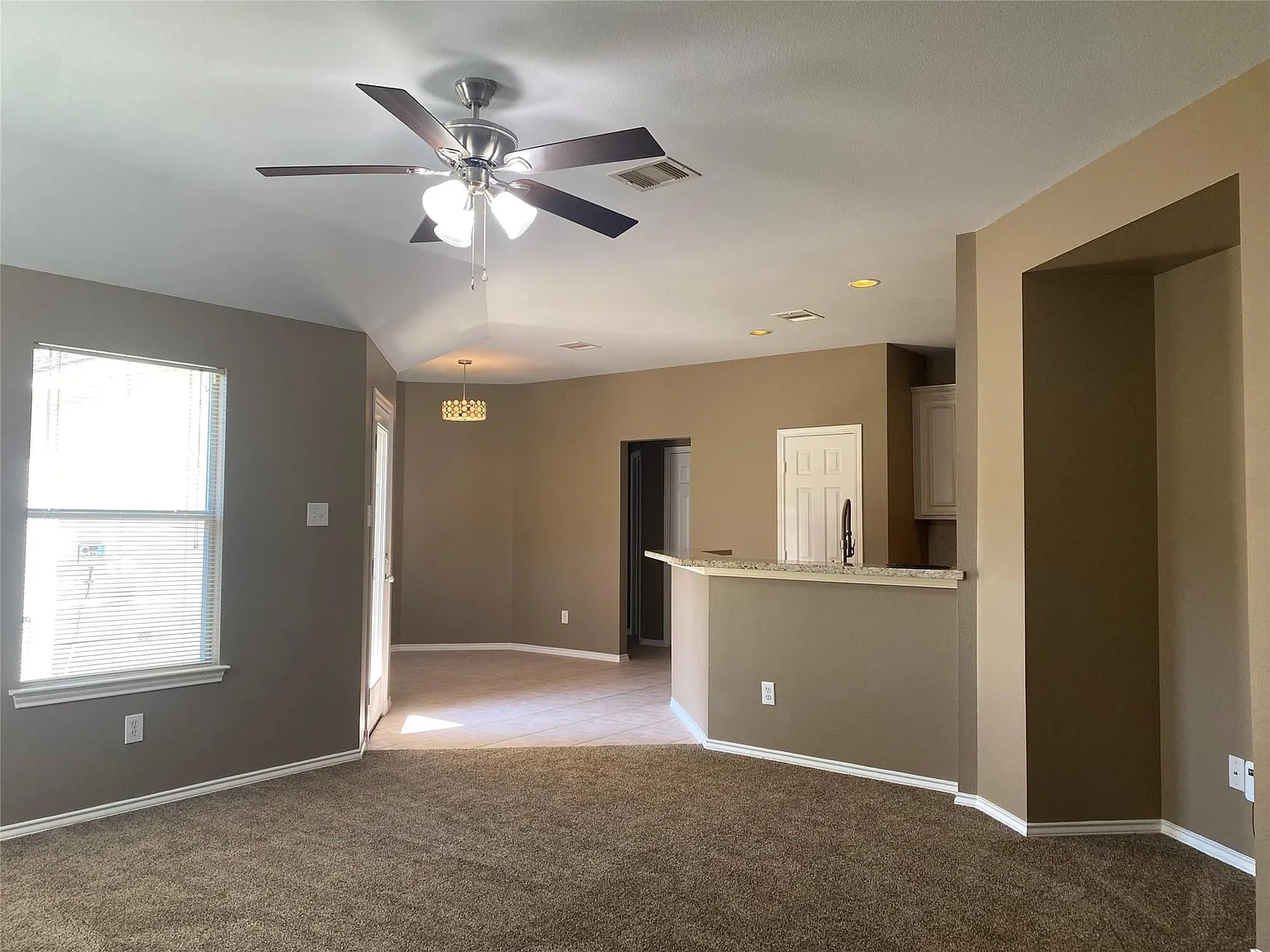 3 bed, 2.0 bath, 1699 sqft, $2,000 — Photo 4