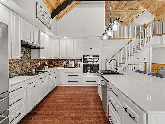 5th image of 1064 Bayview Dr