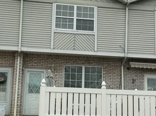 17 Sea Crest Ln, Staten Island, NY 10307