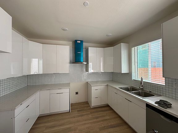 4th image of 165 W 75th St
