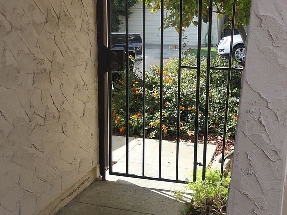 4th image of 1918 S Royal Oaks Dr