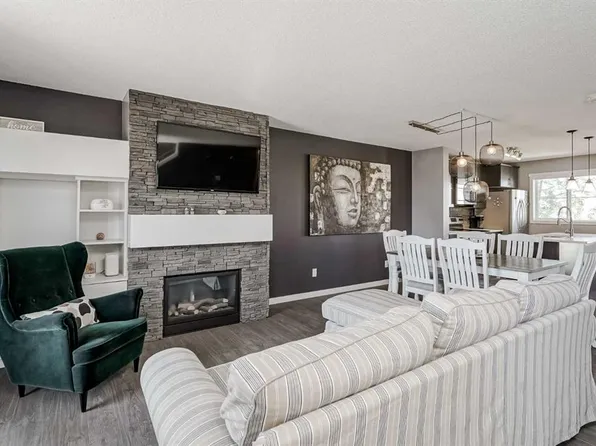 313 SW Copperpond Lndg SE, Calgary, AB T2Z 1G6