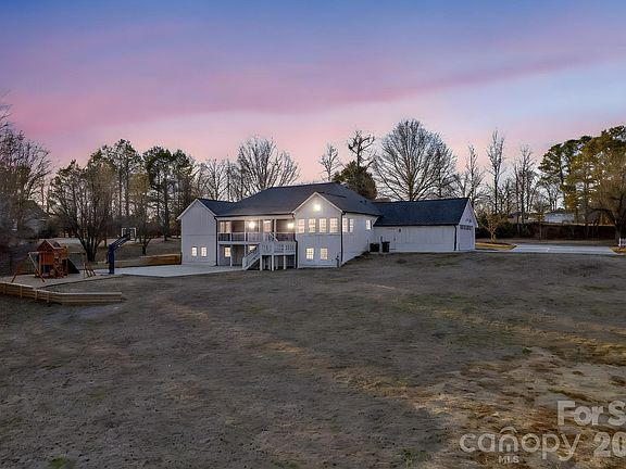 4th image of 1 Sweetbriar Ct