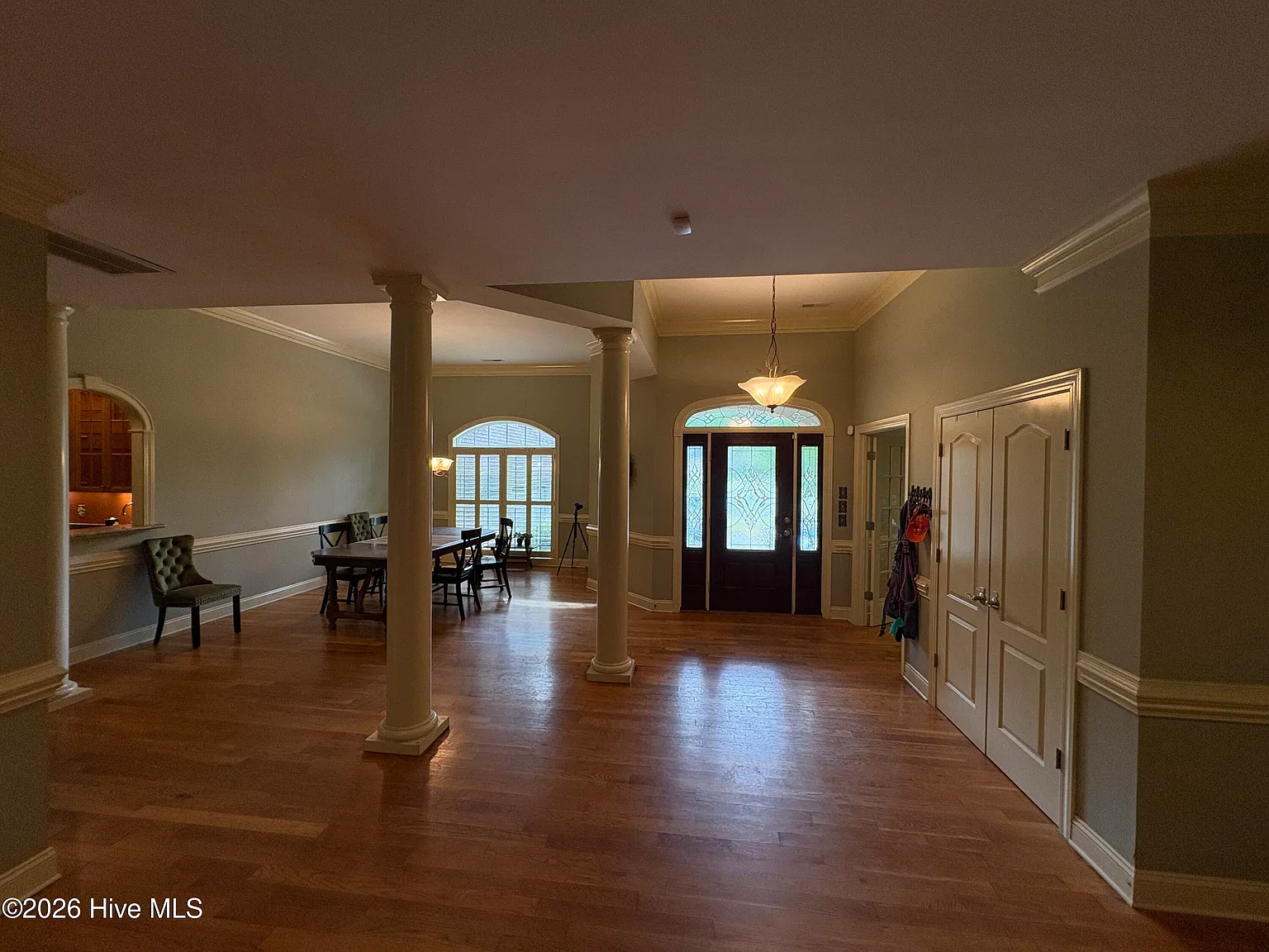 3 bed, 3.0 bath, 3782 sqft, $3,200 — Photo 3