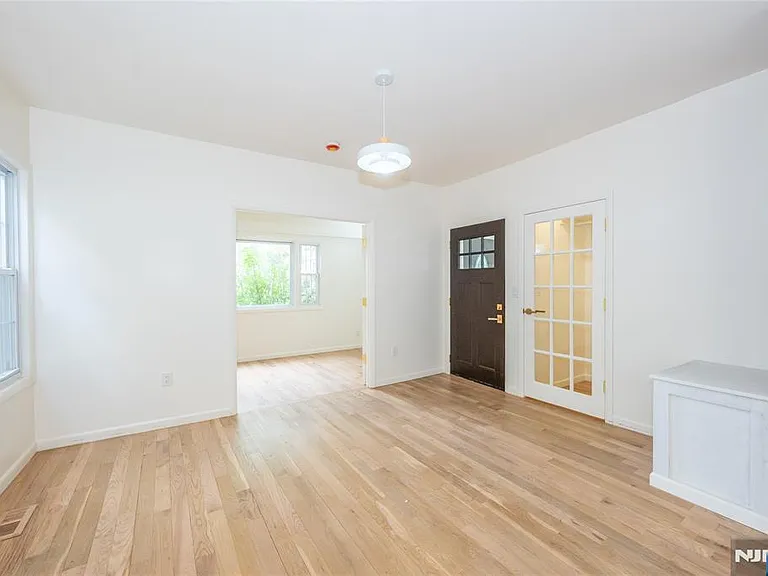 231 Waverly Pl — Photo 5
