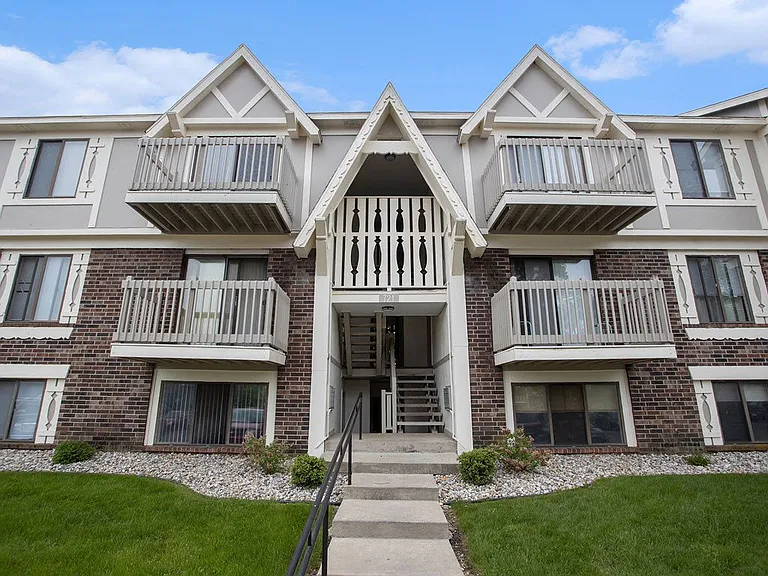 Fairlane Apartments — Photo 36