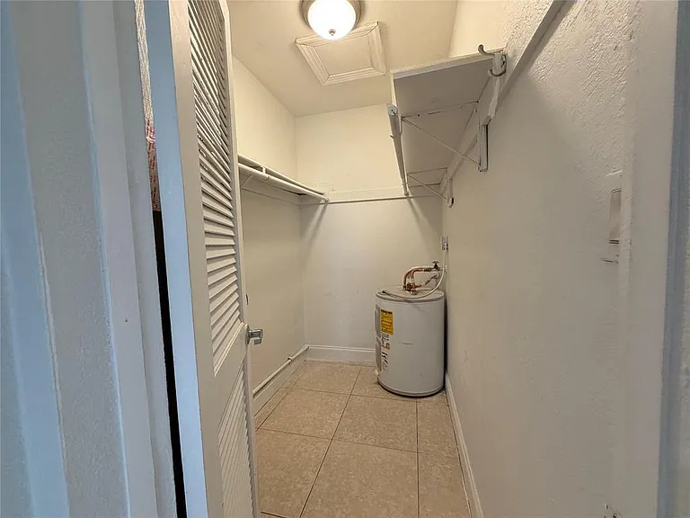 1023 NW 1st Ave #4 — Photo 15
