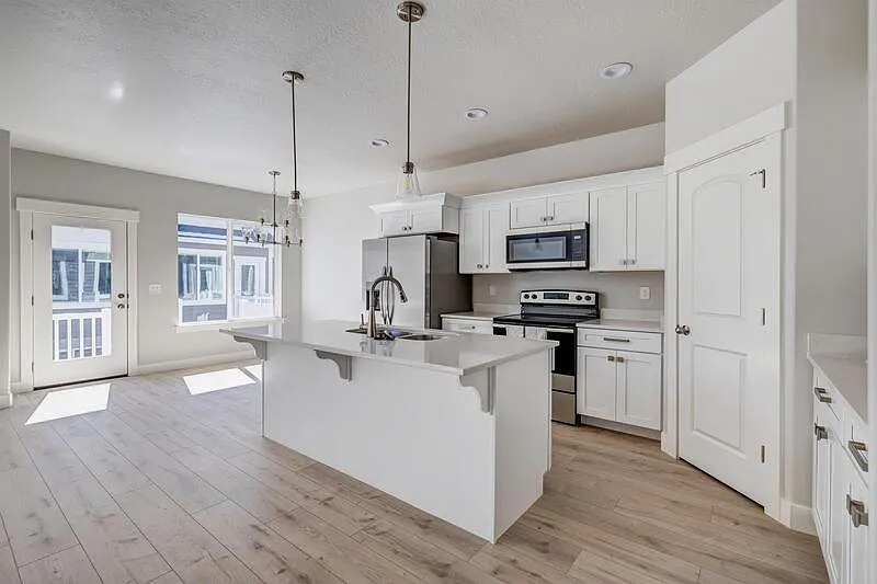 4 bed, 3.5 bath, 2250 sqft, $490 — Photo 3