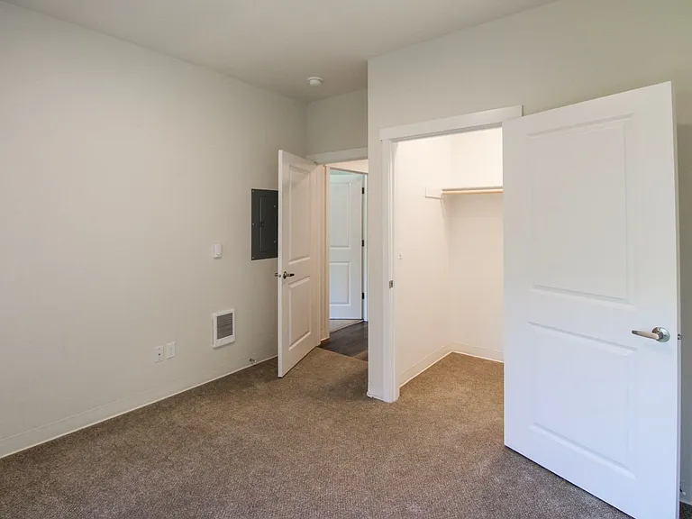Creek's Edge Apartments — Photo 94