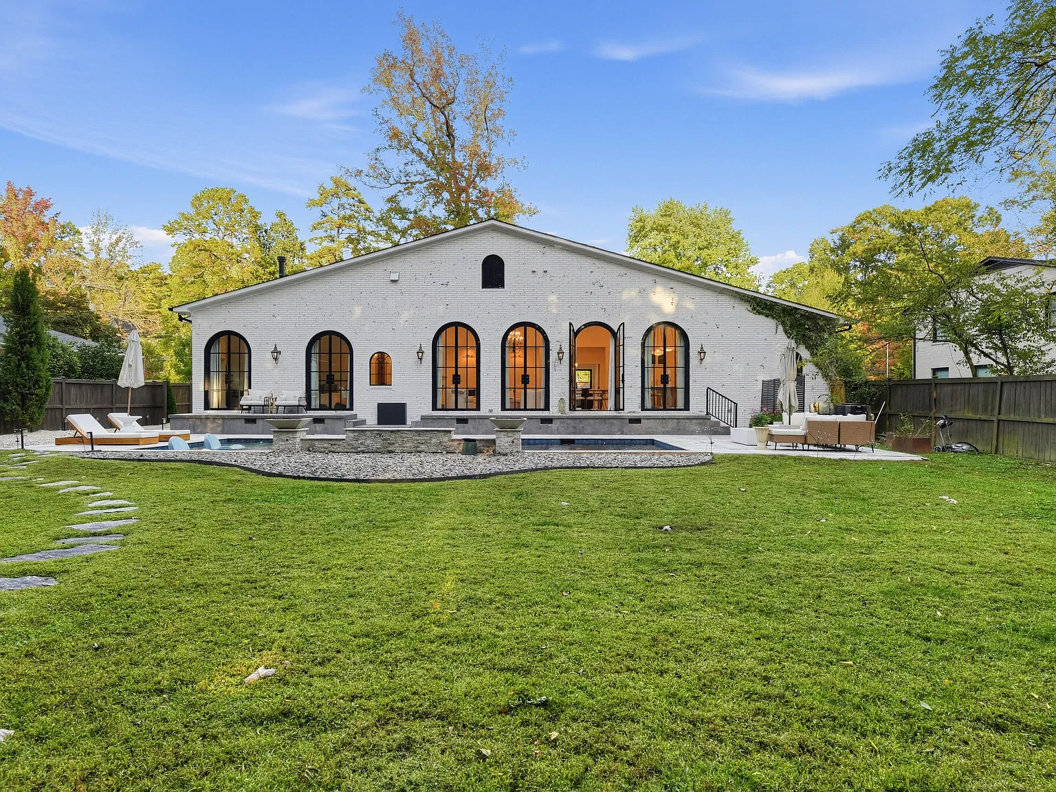 4 bed, 4.5 bath, 3268 sqft, $9,750 — Photo 3