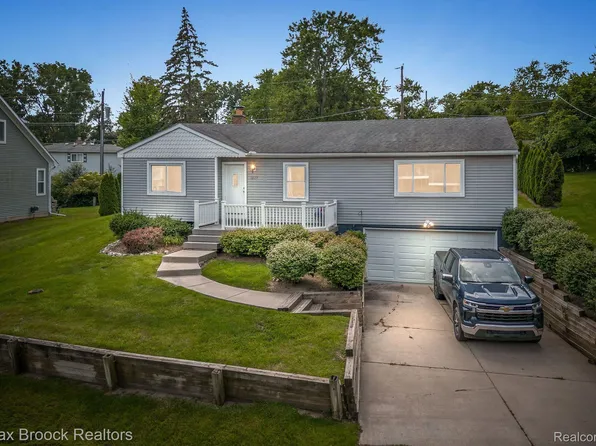 1072 Oregon Blvd, Waterford, MI 48327