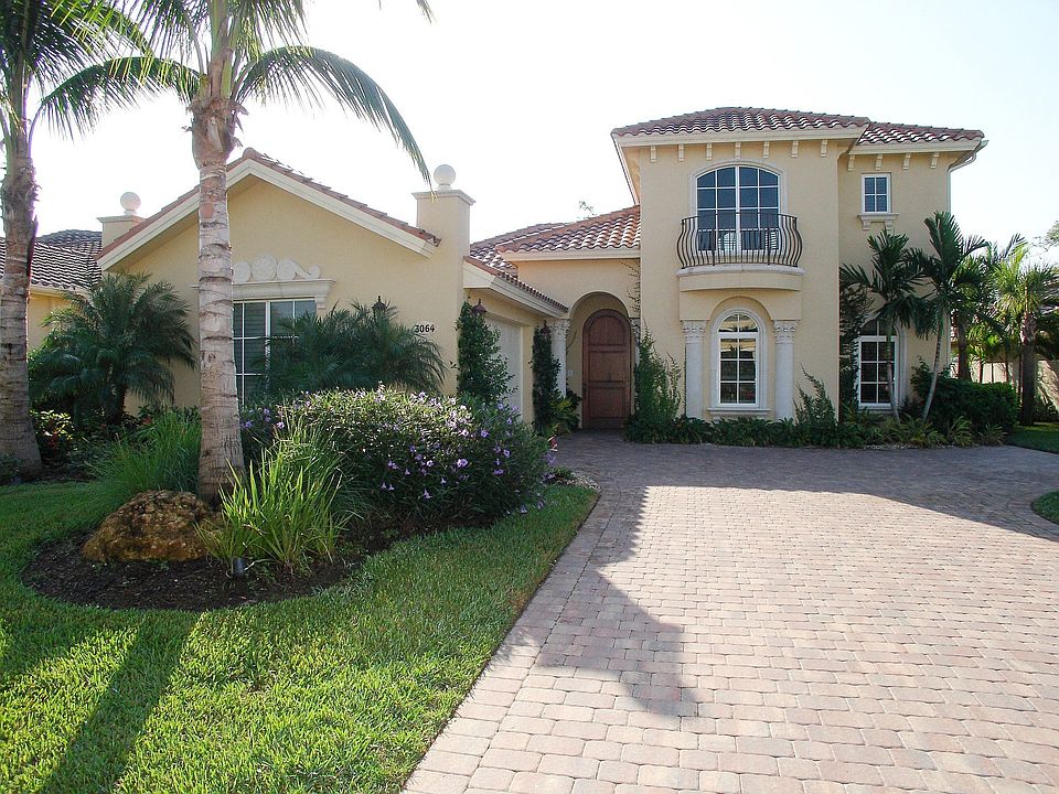 Front of Courtyard Home
