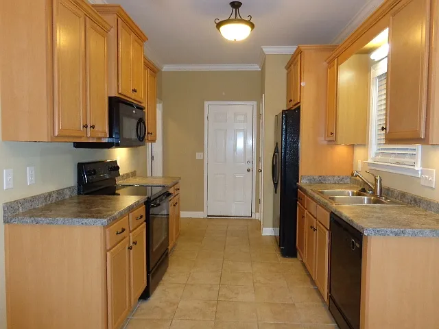 4 bed, 3.0 bath, 2107 sqft, $2,440 — Photo 2