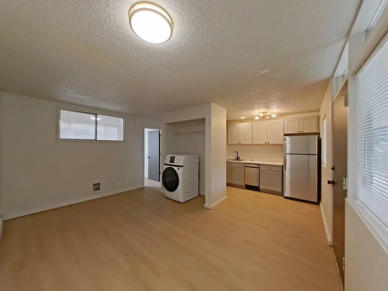 University Manor - Newly Renovated Units just a short walk from Campus! — Photo 20