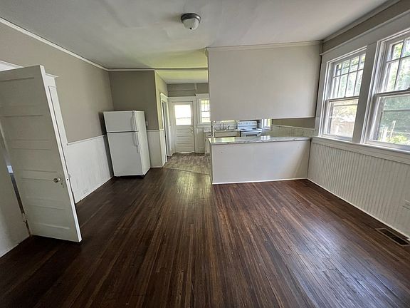3rd image of 726 Temple Ave