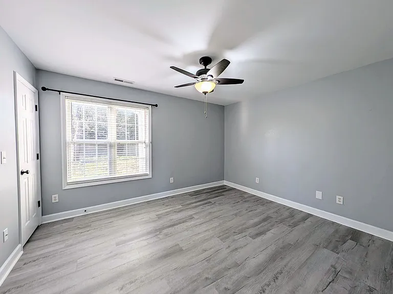 102 Cottage Ct — Photo 11